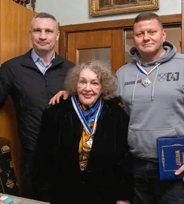 Ліна Костенко та Валерій Залужний стали почесними громадянами Києва