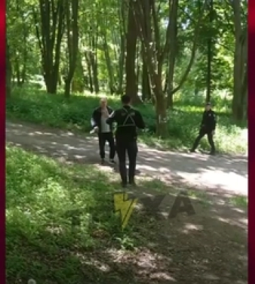 «Махав ножем і кидався на людей»: у Луцьку затримали неадеквата (відео)