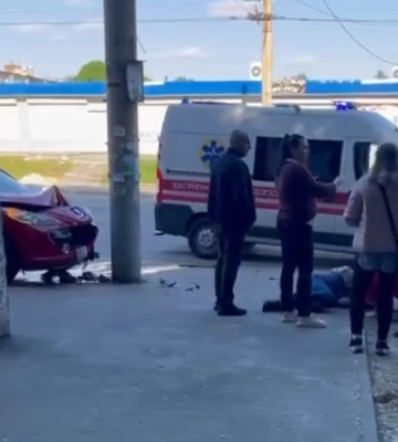 У Сумах автомобіль врізався у стовп