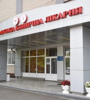 Біля Луцької міської лікарні — нова схема руху для авто. Що змінилося