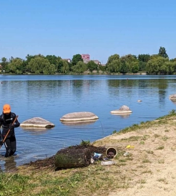 Дістають пляшки та інше сміття: у Рівному водолази обстежують дно Басівкутського озера (ВІДЕО)