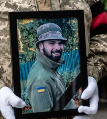 В Ужгороді в останню дорогу провели стрільця-зенітника Юрія Семиряжка. ФОТО