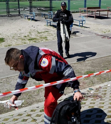 Появились фото последствий удара по стадиону возле школы в Харькове, раненых уже 7