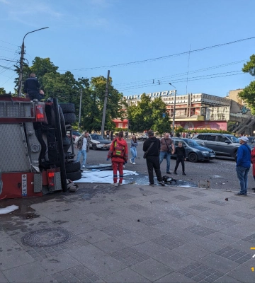 У центрі Черкас тролейбус проїхав по тротуару, а пожежна машина перекинулася на бік (ФОТО, ВІДЕО)