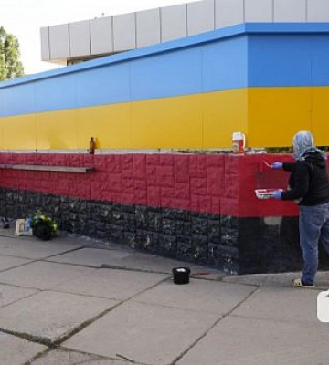 Криворізькі волонтери відновлюють Народну Стелу Героїв