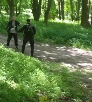 «Махав ножем і кидався на людей»: у Луцьку затримали неадеквата (відео)