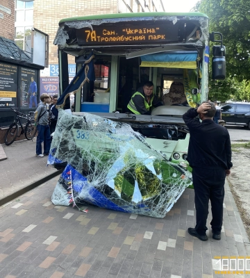 У центрі Черкас тролейбус проїхав по тротуару, а пожежна машина перекинулася на бік (ФОТО, ВІДЕО)