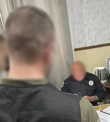 На Миколаївщині затримали військового, який намагався дати $500 патрульному, щоб уникнути покарання за пʼяне водіння