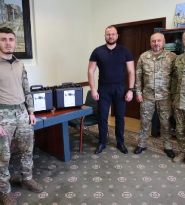 Квадрокоптери, Starlink та зарядні станції передали військовим від Луцької громади