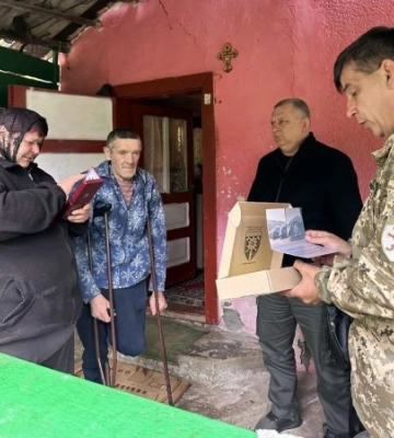 Рідним полеглого захисника Романа Варцаби вручили його посмертний орден «Хрест Героя»
