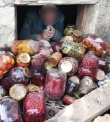 На Рівненщині чоловік крав консервацію через вікно, а сам вибратися не зміг