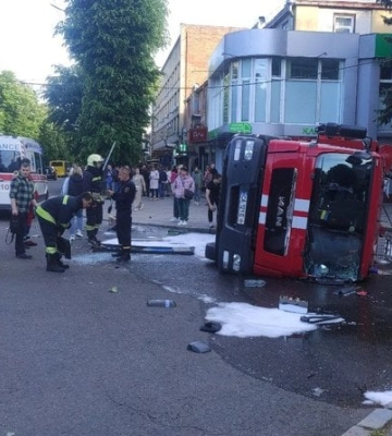 Тролейбус у Черкасах влетів у пожежне авто і проїхав пів кварталу тротуаром