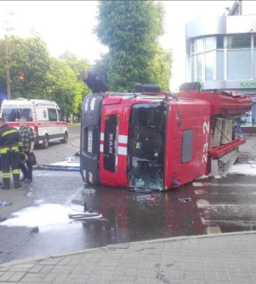 У Черкасах тролейбус зіштовхнувся з автомобілем ДСНС: є постраждалі 