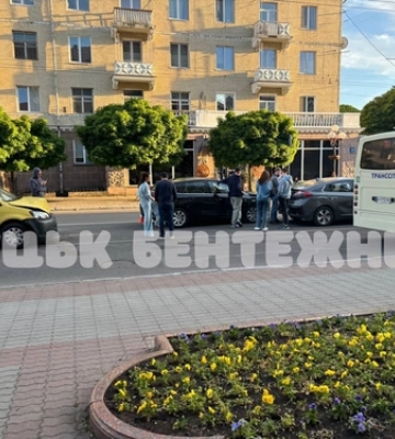Попередньо, є постраждалі: у Луцьку на проспекті Перемоги - аварія