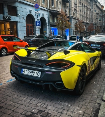 В столиці помітили McLaren 570S Spider з яскравим дизайном (Фото)