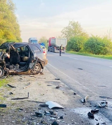 Під Львовом легковим зіткнувся з вантажівкою: постраждала одна людина