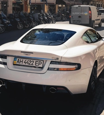 На італійському курорті помітили унікальний Aston Martin української реєстрації (Фото)