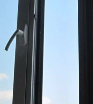 У Львові з вікна вистрибнув неповнолітній (ВІДЕО)