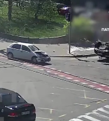 В Киеве столкнулись две легковушки, одна из машин перевернулась: момент ДТП зафиксировала камера. Видео