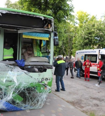 У Черкасах пожежна машина протаранила тролейбус: двоє постраждалих