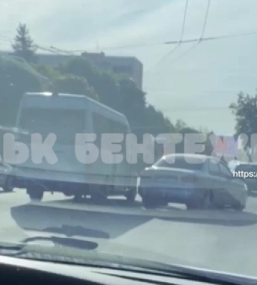 У Луцьку – аварія на кільці біля стадіону: рух ускладнений