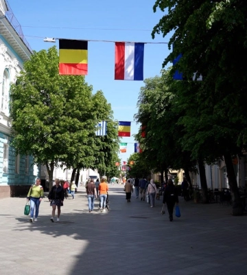 У Житомирі прикрасили пішохідну вулицю прапорами європейських країн та готуються відзначати День Європи