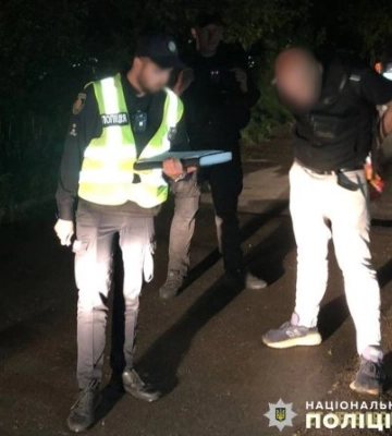 У Житомирі затримали чоловіка який у дворі багатоповерхівки відібрав ноутбук у містянина