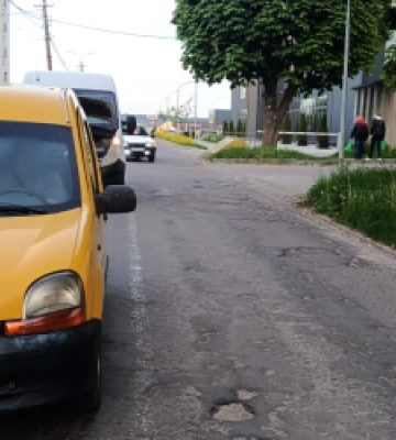 У Золочеві 82-річний пенсіонер на переході збив пенсіонерку