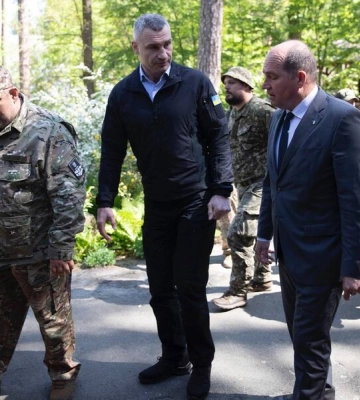 Кличко вместе с мэром Брюсселя привезли помощь бойцам батальона &quot;Свобода&quot;