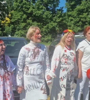 9 травня у Варшаві: українки зустріли посла РФ вигуками «терористи»