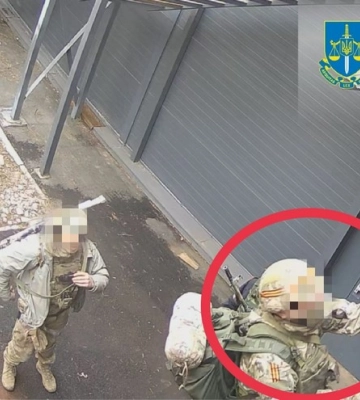 Слідчі ідентифікували військового РФ, який розстріляв цивільне авто в Гостомелі: снайперу оголосили підозру