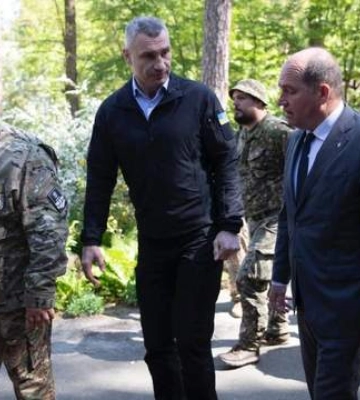 Кличко и мэр Брюсселя посетили бойцов батальона &quot;Свобода&quot; и передали им дроны и РЭБ