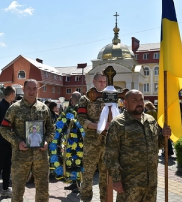 «Люди не стримували сліз, адже хоронити захисників надзвичайно боляче»: Луцька громада попрощалась зі своїми Героями