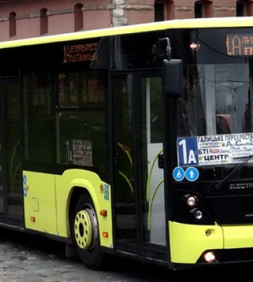 У Львові під час виходу з автобуса впала літня жінка