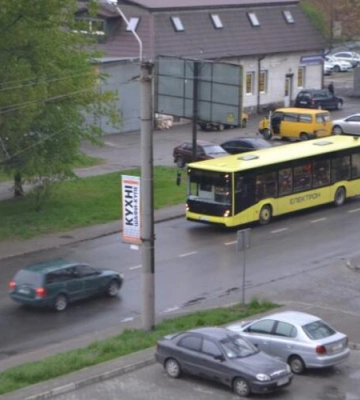 У Львові під час виходу з автобуса впала літня жінка