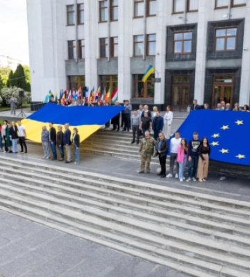 У Тернополі розгорнули прапори України та Євросоюзу