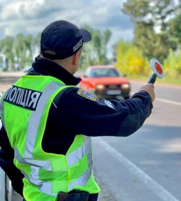 Закарпатські поліцейські зафіксували 37 водіїв, які розмовляли по телефону за кермом
