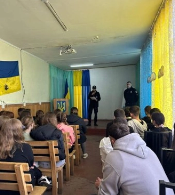 Поліцейські Рахова навчають дітей як протидіяти булінгу