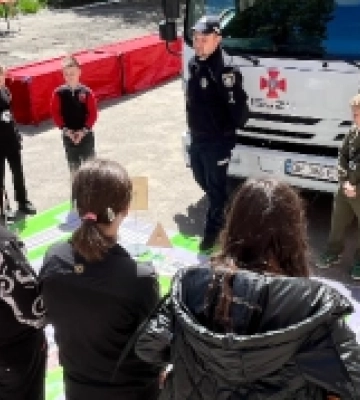 У Первомайську поліцейські та рятувальники провели інтерактивний урок з безпеки для школярів