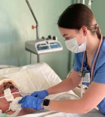“Хочу додому”: у лікарні Дніпра рятують жінку з Донеччини, яка постраждала внаслідок обстрілу росіян