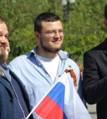Сотрудничал с оккупантами и перекрасил стелу в &quot;триколор&quot;: в Херсонской области задержали клирика УПЦ МП