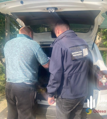 На Одещині правоохоронці пообіцяли чоловікові за хабар у виді тактичного обмундирування уникнути кримінальної відповідальності