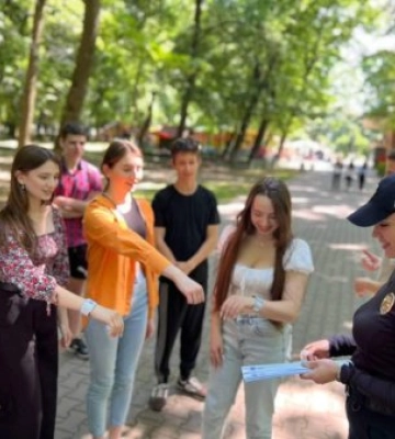 Патрульні провели акцію "Світлострічка" в Ужгороді серед підлітків
