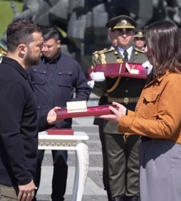 Зеленський вручив орден &quot;Золота Зірка&quot; рідним загиблого Героя України з Волині