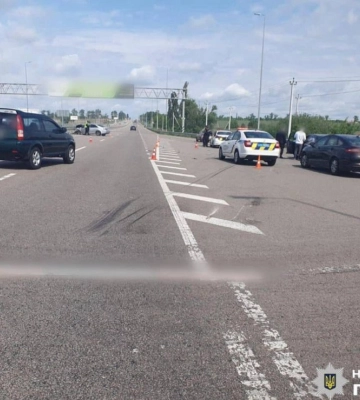 На Київщині внаслідок ДТП на трасі постраждали троє дорослих та маленька дитина (ФОТО)