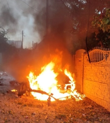 Російські військові поцілили по Нікополю п`ятьма безпілотниками: горіло авто, пошкоджені підприємства