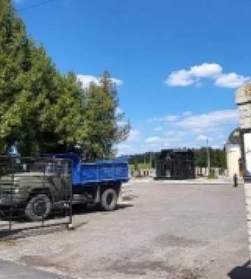 У Володимирі комунальники впорядковують кладовища
