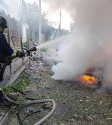Пошкоджена адмінбудівля та згоріле авто: війська рф атакували Нікополь дронами-камікадзе