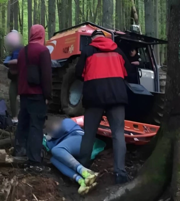 У Ворохті рятувальники звели з полонини туриста, який травмував ногу