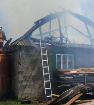 На Волині горіла господарська будівля: пожежу гасили три бригади пожежників